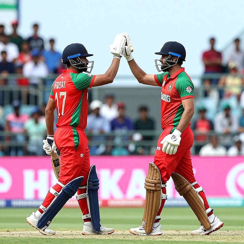 ডার্বির রাত, নিয়মের ঘড়ি: ব্রাইডন কার্সের বিরুদ্ধে ইসিবি অভিযোগ ও এক পেসারের অস্পষ্ট সময়রেখা